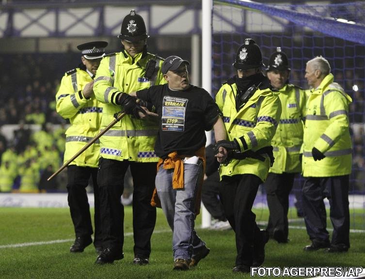 Scene incredibile în Premier League: Un spectator s-a încătuşat de poartă la meciul Everton - Manchester City