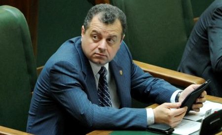 Senatorul Mircea Banias şi-a dat demisia din PDL. A anunţat în plenul Senatului că s-a înscris în PC