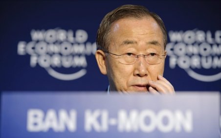 Coloana oficială a secretarului general al ONU, atacată cu pietre şi pantofi