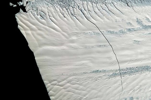 Omenirea, în pericol? Un iceberg MARE CÂT New York-ul stă să se desprindă din Antarctica. Experţii, terifiaţi