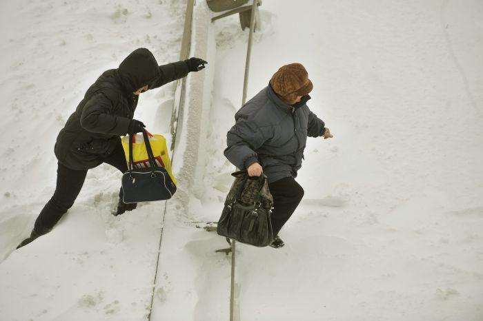 A1, A2 şi 23 de drumuri naţionale, închise din cauza ninsorii. Vezi situaţia actualizată a traficului rutier 129378