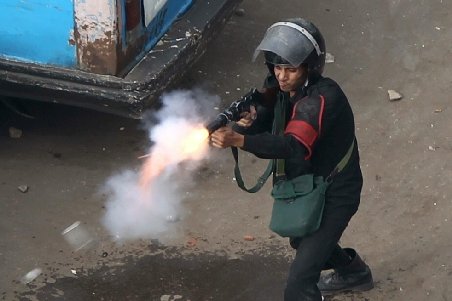 Cairo: Cel puţin doi manifestanţi asfixiaţi cu gaze lacrimogene în urma violenţelor de vineri