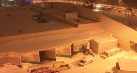 Craiova: Persoane blocate în hala unui complex comercial, după ce acoperişul a cedat sub zăpadă