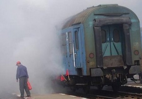 Locomotiva trenului personal Calafat-Craiova a luat foc. Zeci de oameni au fost blocaţi pe câmp