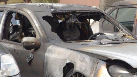 Argeş: Pompierii au găsit trupul unui taximetrist în portbagajul unei maşini arse