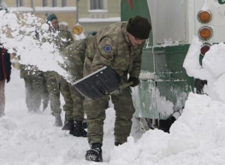 Armata trimite aproximativ 4.000 de militari în zonele afectate de ninsori