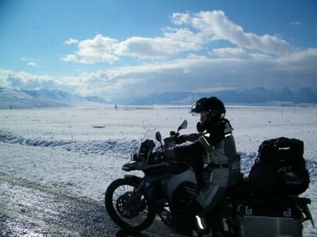 Motocicliştii au ieşit să încerce gheaţa de pe râul Mureş