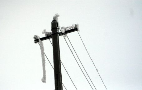 Peste 2.000 de locuitori din judeţul Prahova, fără energie electrică din cauza cablurilor rupte