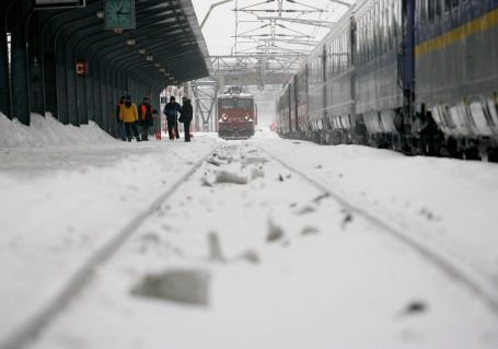 Trei linii de cale ferată închise şi 43 de trenuri anulate, din cauza vremii nefavorabile