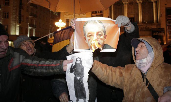 Emil Boc şi-a dat demisia. "Nu mă agăţ de putere. Trebuie să lăsăm locul unui Guvern nou" 129697