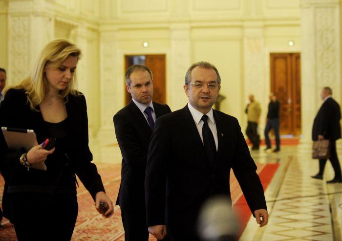 Emil Boc şi-a dat demisia. "Nu mă agăţ de putere. Trebuie să lăsăm locul unui Guvern nou" 129698