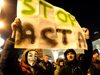 Începutul sfârşitului pentru ACTA?! Cehia suspendă ratificarea acordului, sub presiunea poporului