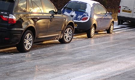 Lăsaţi-vă maşinile acasă! Drumurile din Bucureşti s-au transformat în patinoare