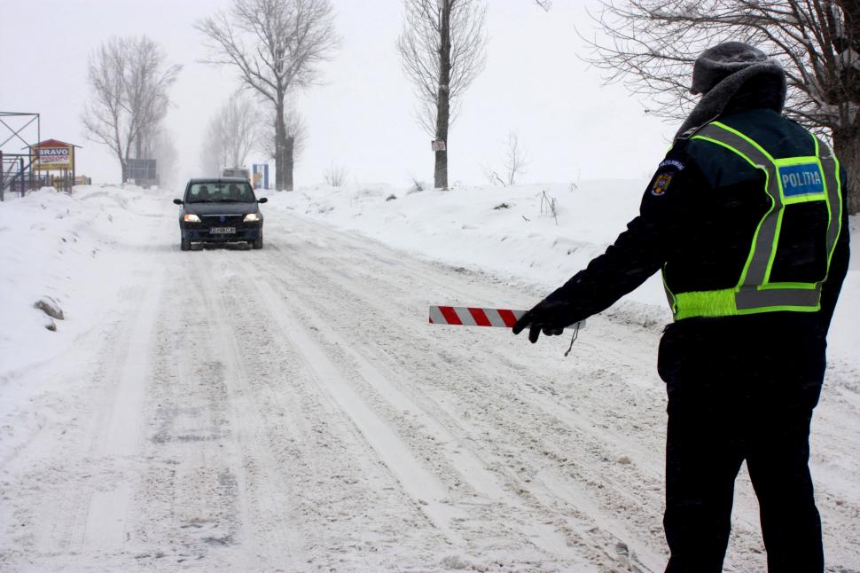 Situaţia este CRITICĂ în toată ţara. Autorităţile sunt în ALERTĂ. Vezi ce drumuri sunt blocate  129691
