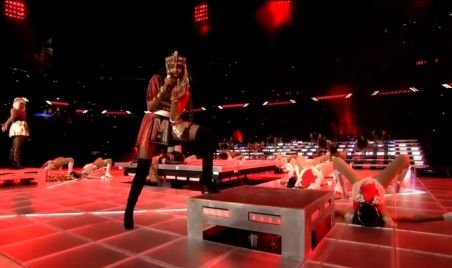 Un deget mijlociu, personajul principal în concertul Madonna de la Super Bowl