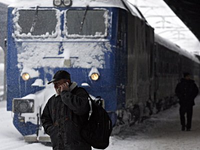 Traficul feroviar, dat peste cap de viscol şi ninsoare: Peste 180 de trenuri anulate şi cinci linii închise