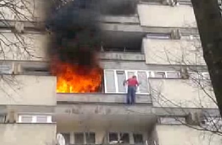 Un clujean a rămas suspendat în afara balconului din cauza incendiului din apartament