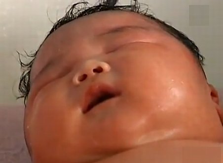 El este cel mai greu bebeluş din China. S-a născut cu 7,4 kilograme