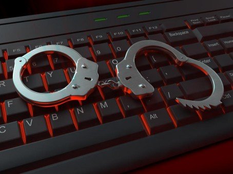Hackerul care a spart conturile de Facebook ale unor vedete, condamnat la închisoare cu suspendare