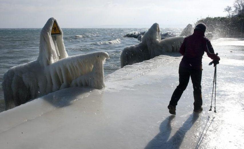 MARELE ÎNGHEŢ a pus stăpânire pe Europa. Gerul ucide europenii pe capete. Un om al străzii de origine română a murit în Italia 130047