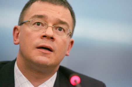 Mihai Răzvan Ungureanu şi-a dat demisia din funcţia de director al S.I.E. Vezi cine l-a înlocuit