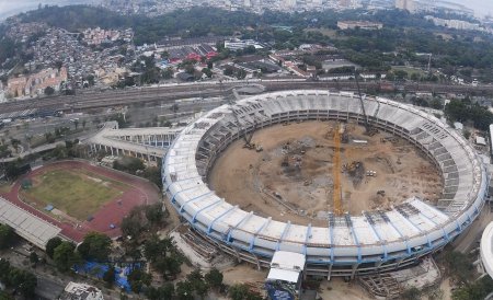 Muncitorii care construiesc stadioanele Cupei Mondiale din 2014 ameninţă că vor intra în grevă
