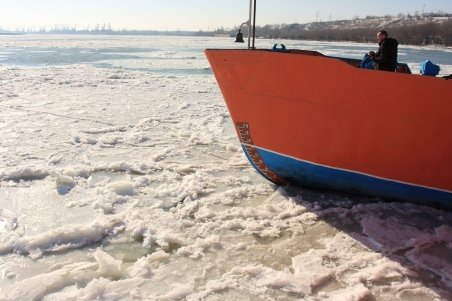 Peste 100 de nave au rămas blocate pe Dunăre din cauza stratului gros de gheaţă