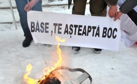 Protestele continuă în întreaga ţară. Românii cer demisia lui Băsescu