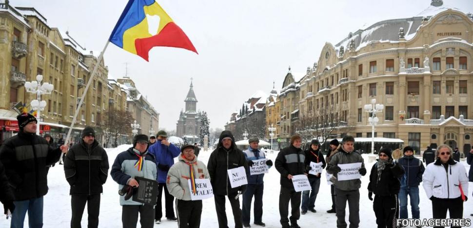 Protestele continuă în întreaga ţară. Românii cer demisia lui Băsescu 130044