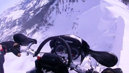 A fost la câţiva centimetri de tragedie: Un american a păcălit moartea pe snowmobil, apoi s-a lovit de un ciot de brad
