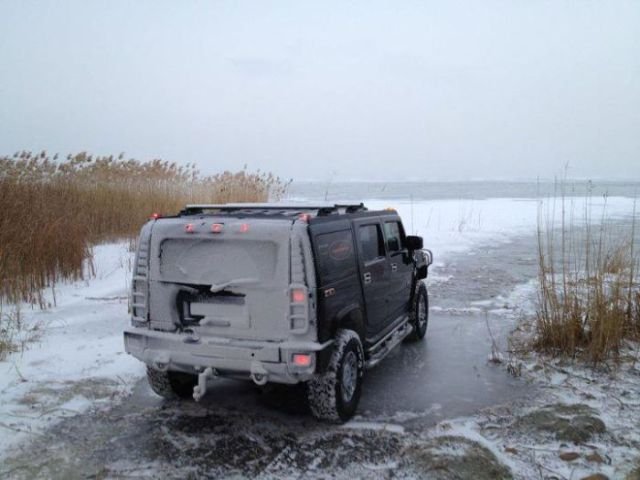 Două Hummer şi un lac îngheţat ! Care-i mai tare ? :)