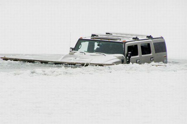 Două Hummer şi un lac îngheţat ! Care-i mai tare ? :) 130355