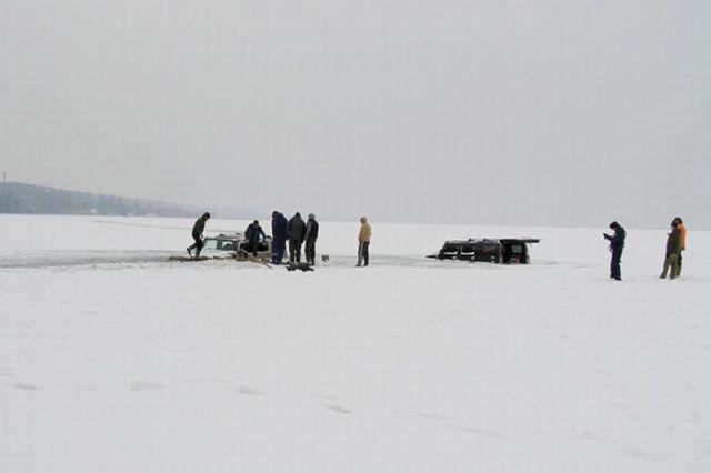 Două Hummer şi un lac îngheţat ! Care-i mai tare ? :) 130358