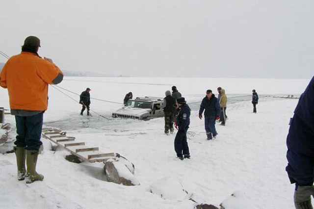 Două Hummer şi un lac îngheţat ! Care-i mai tare ? :) 130359
