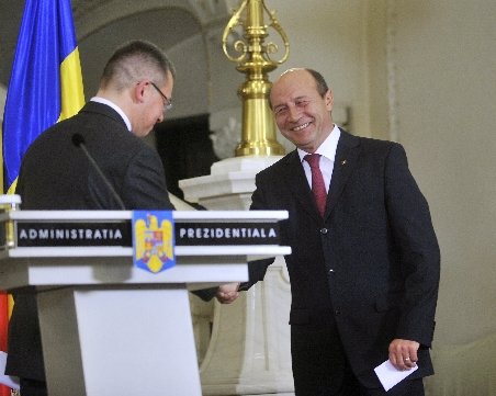Gafă comisă de Ungureanu la depunerea jurământului: A vrut să rămână lângă Băsescu după ce a dat mâna cu el