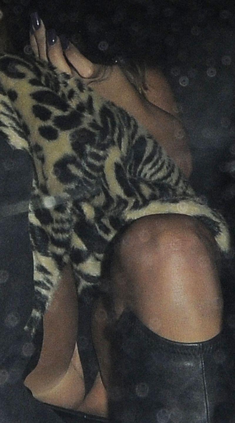 N-a mai reuşit să treacă pe la cosmetică înainte de a merge în club. Dedesubturile care nu trebuiau să se vadă 130265