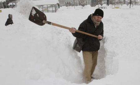 Peste 300 de localităţi din ţară, izolate din cauza zăpezii şi a gerului