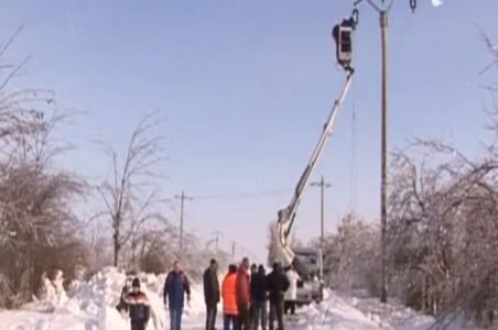 Viscolul şi ninsoarea i-a lăsat în beznă: Sute de oameni suferă de pe urma lipsei de energie electrică