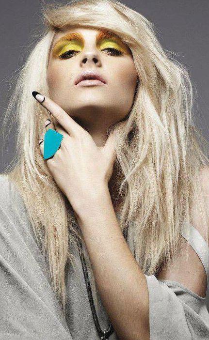 „Dragostea nu are limite”. Povestea frumuseţii androgine care a cucerit lumea modei 130518