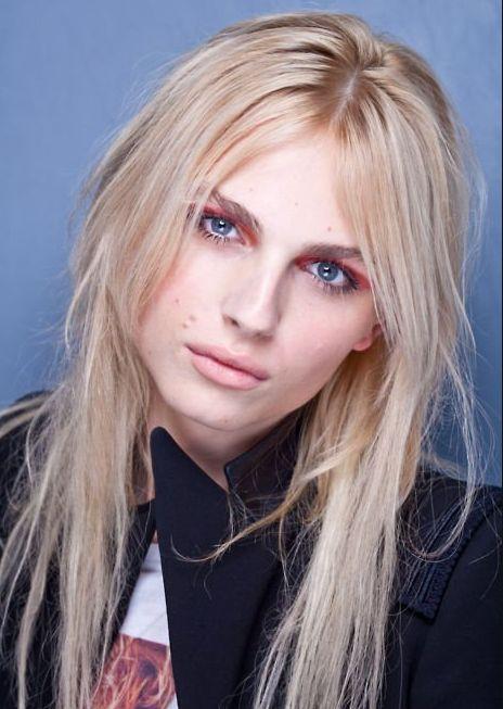 „Dragostea nu are limite”. Povestea frumuseţii androgine care a cucerit lumea modei 130523