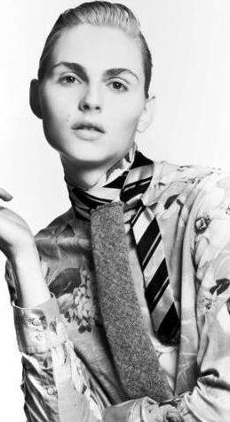 „Dragostea nu are limite”. Povestea frumuseţii androgine care a cucerit lumea modei 130525