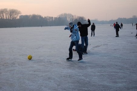 Dunărea s-a transformat în teren de fotbal pentru câţiva tineri teribilişti