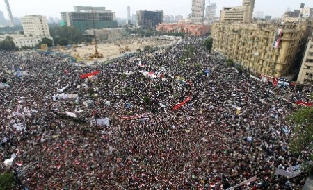 Egiptul fierbe, cu o zi înainte de celebrarea unui an de la înlăturarea lui Mubarak 