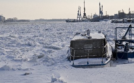 Iarna a paralizat Europa. Dunărea a îngheţat din Croaţia până la vărsare în România