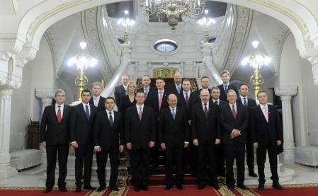 Noii miniştri, gafeuri de primă mână. Momente amuzante de la ceremonia de învestire a guvernului Ungureanu