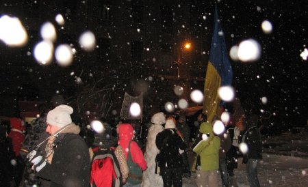 Proteste în Suceava la minus 15 grade Celsius: &quot;Iarna nu-i ca vara, pe Băsescu nu-l vrea ţara!&quot;