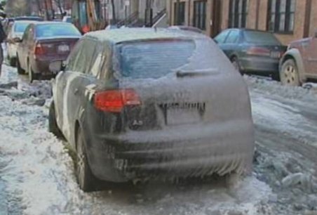 Din cauza frigului, mulţi şoferi se văd nevoiţi să lase maşinile în parcare
