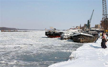 Gheaţa a încremenit Dunărea şi ţine captive zeci de nave