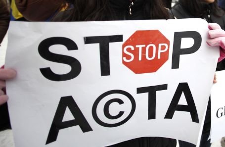 Peste 300 de persoane protestează la Piaţa Universităţii contra ACTA