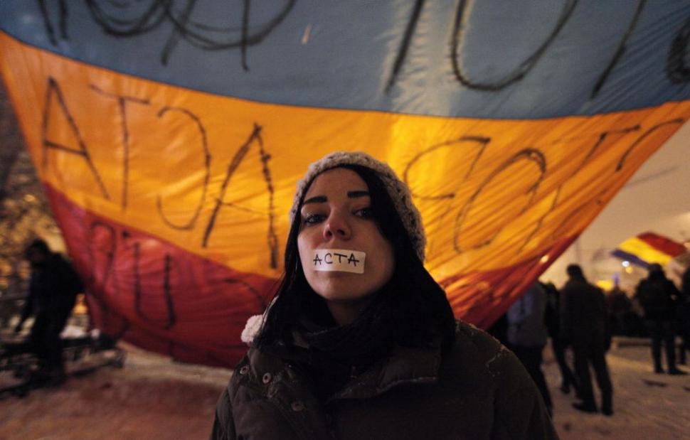 Mii de oameni au protestat în România împotriva ACTA 130753